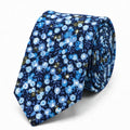 Cravate homme motif Liberty floral bleu et blanc en coton, largeur 7 cm
