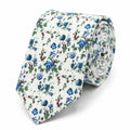 Cravate homme motif Liberty floral blanc petites fleurs bleues en coton, largeur 7 cm