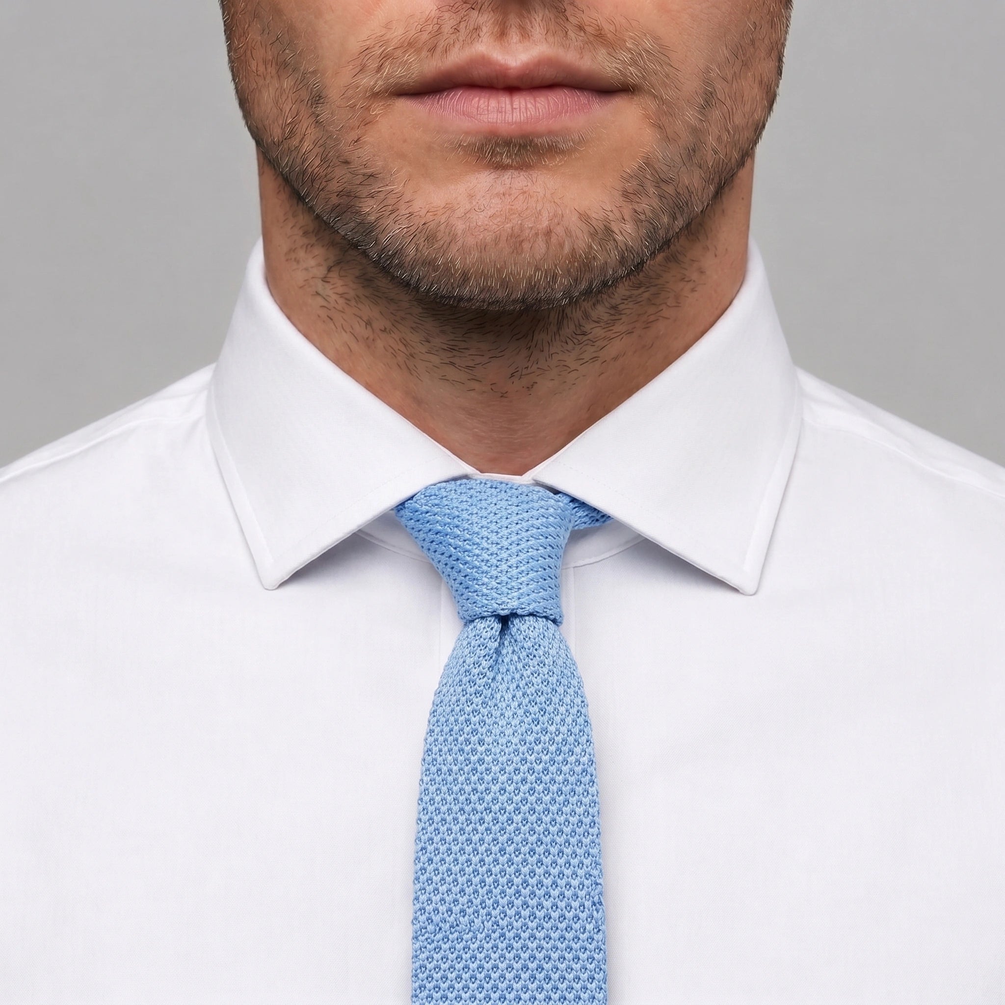 Cravate en Tricot Bleu Clair - Maille Fine et Bout Carré
