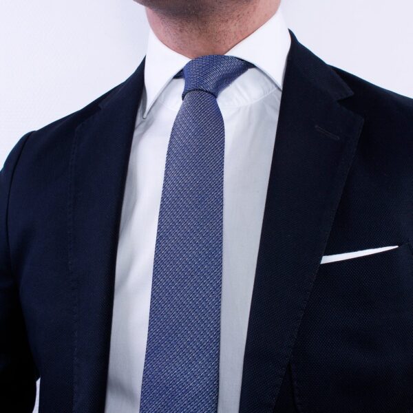 cravate homme bleu denim faux uni en soie et laine sur costume