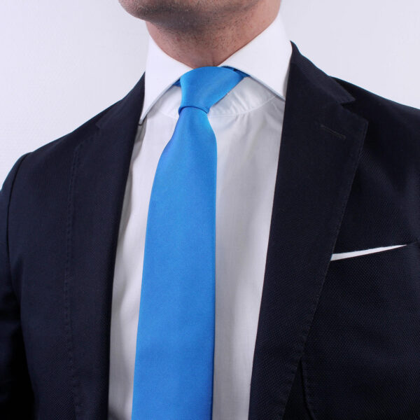 cravate bleu roi unie en soie sur costume