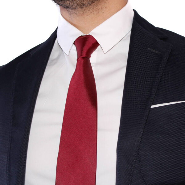 cravate homme bordeaux unie en soie avec costume