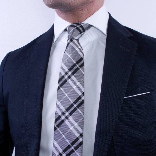 cravate homme écossaise grise en soie sur costume