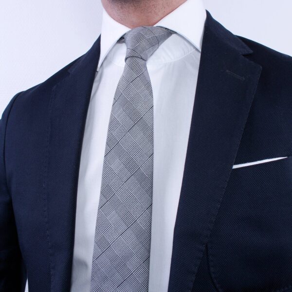 cravate homme prince de galles grise en soie sur costume