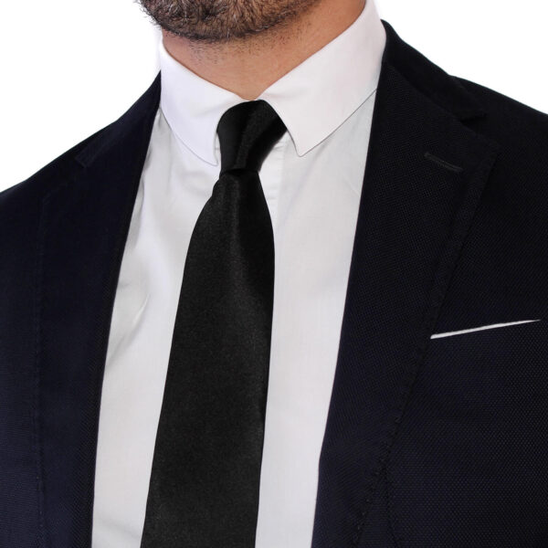 cravate homme noire unie en soie avec costume