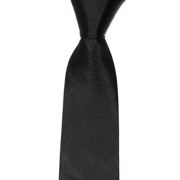 cravate homme noire unie en soie nouée