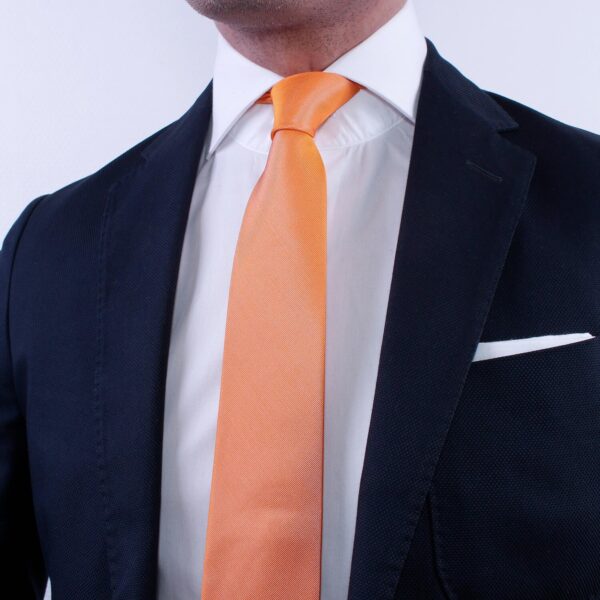 cravate homme orange unie en soie sur costume