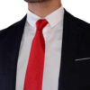 cravate homme rouge unie en soie sur costume