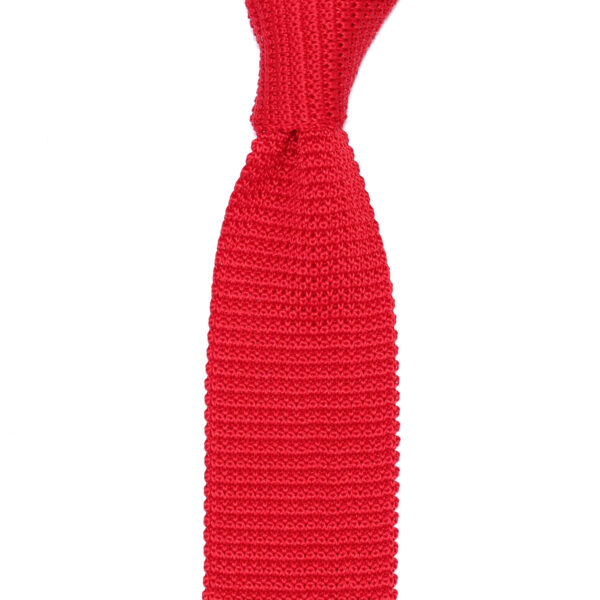 cravate tricot rouge unie en soie nouée