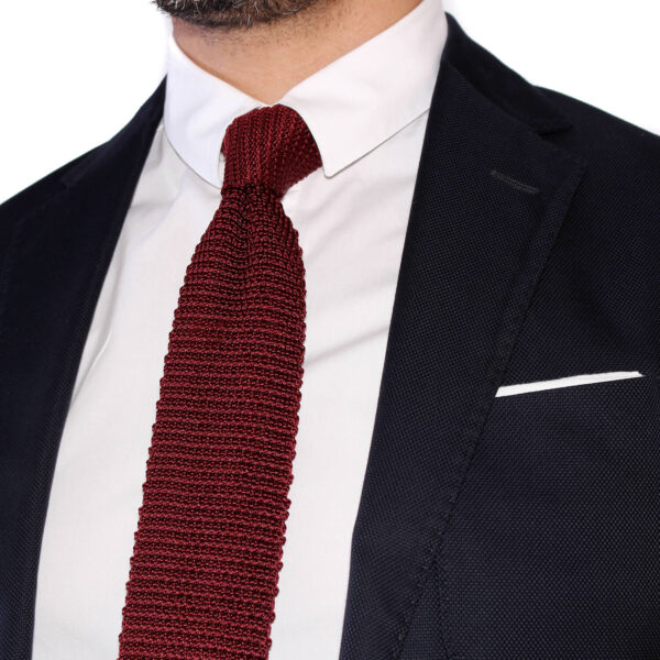 cravate tricot bordeaux unie en soie sur costume