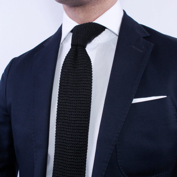 cravate tricot noire unie en soie sur costume