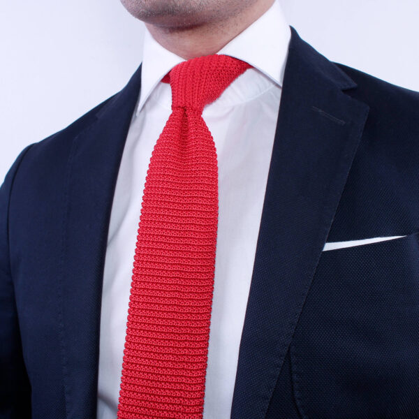 cravate tricot rouge unie en soie sur costume