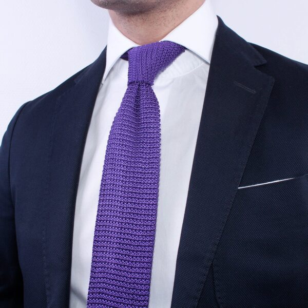 cravate tricot violette unie en soie sur costume